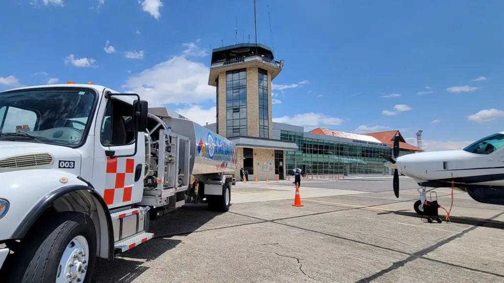ecuador elimina subsidio combustible de aviacion Jet A1 aeropuertos DGAC Cuenca Manta Coca Galapagos aerolineas vuelos precio pasajes