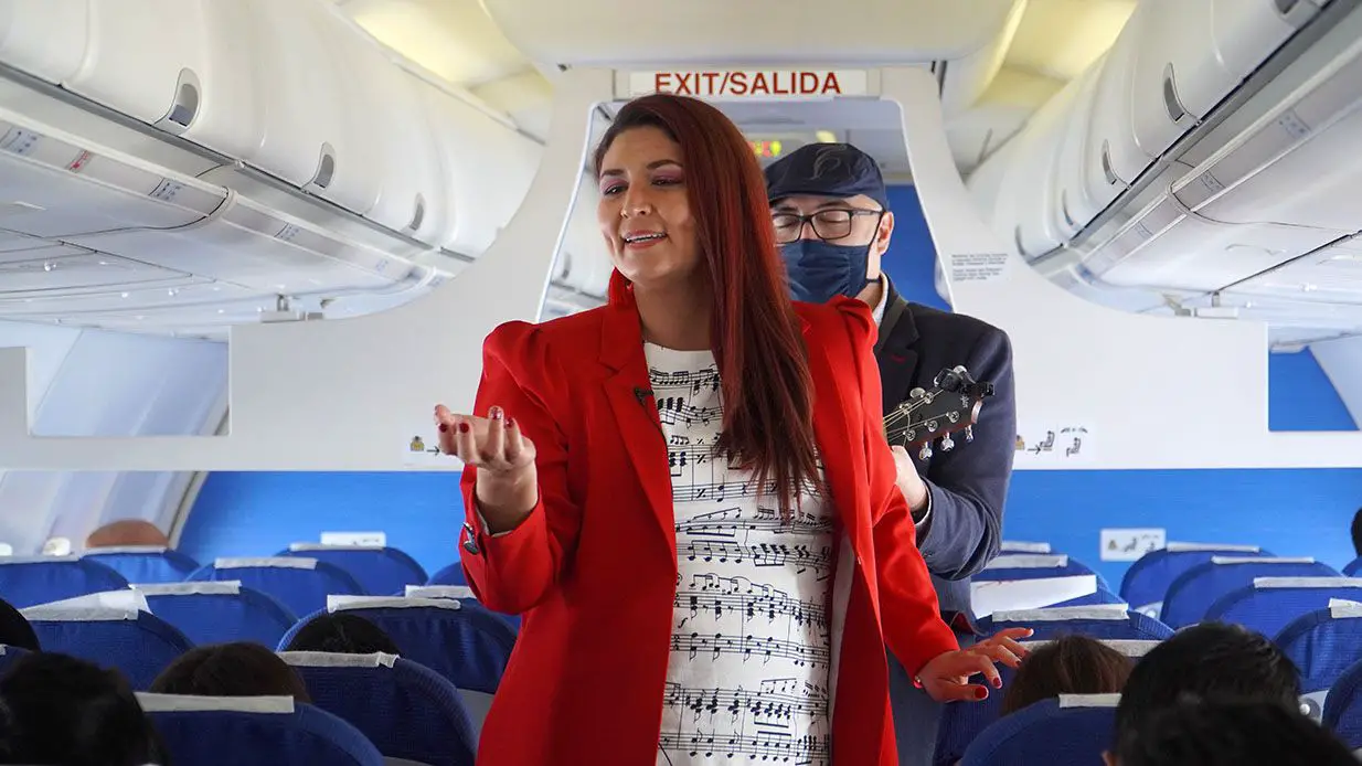 EquAir realizó serenata en vuelo por San Valentín equair san valentín concierto serenata vuelo quito guayaquil