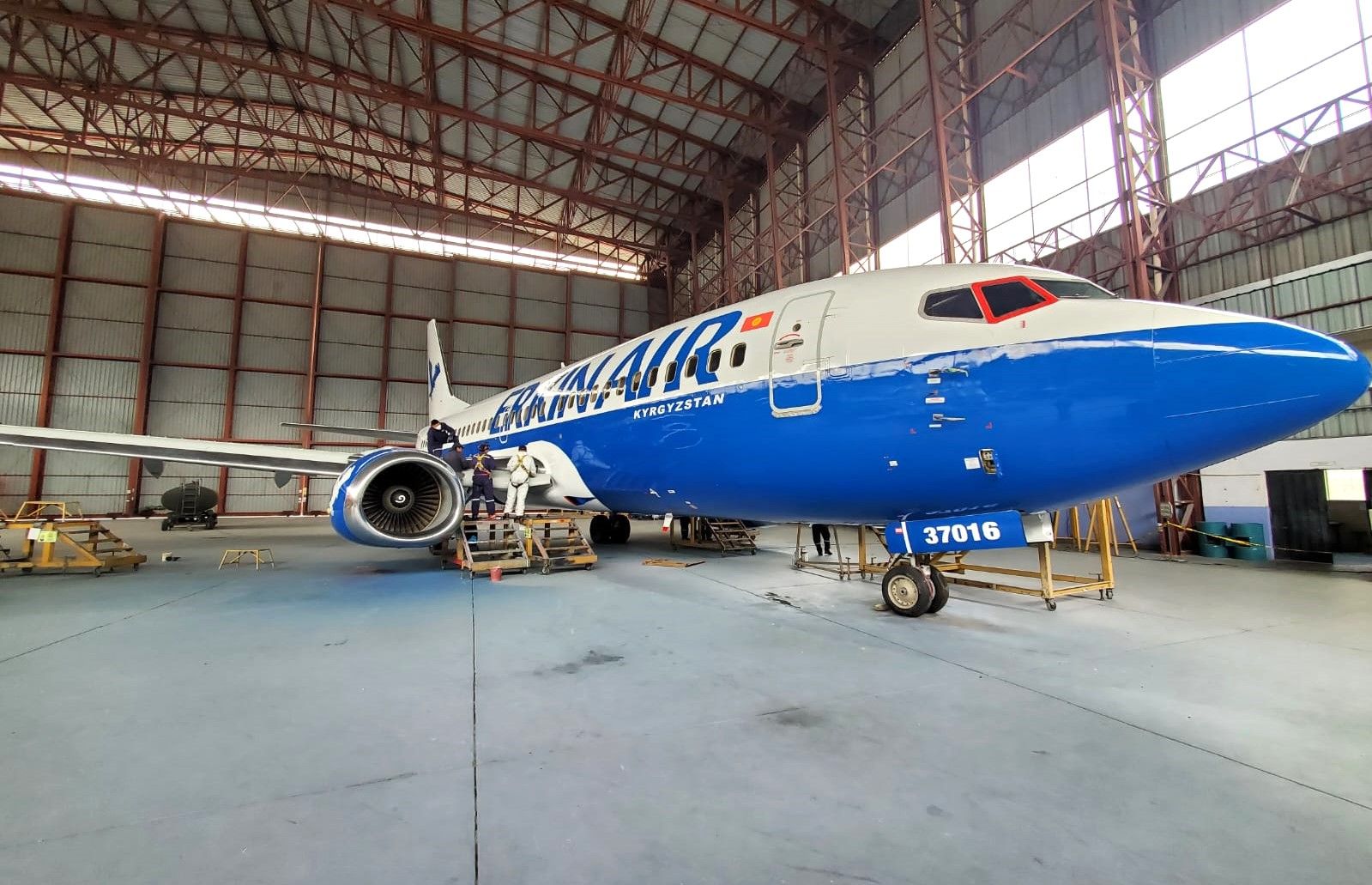 En Latacunga se pintó el primer avión de Erkin Air de Kirguistán erkin air kirguistan ecuador latacunga boeing 737-300 southwest