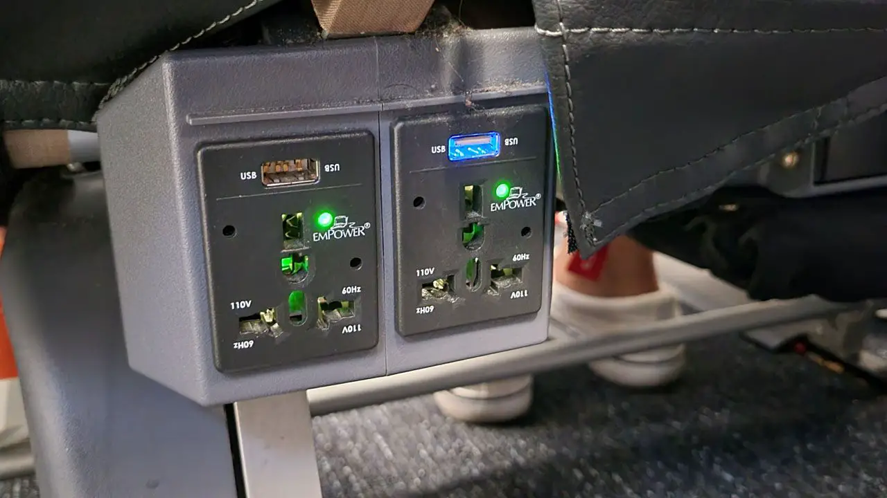 os plugues conectam a porta usb elétrica ao jetblue