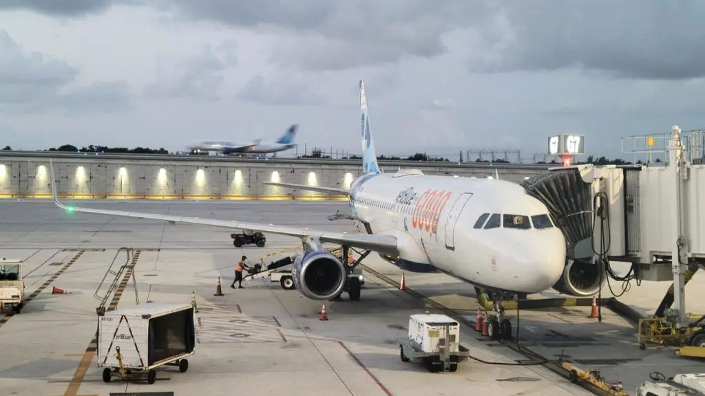 volar jetblue experiencia vuelo vuelos aerolinea ruta servicio entretenimiento asientos even more space wifi quito ecuador fort lauderdale nueva york