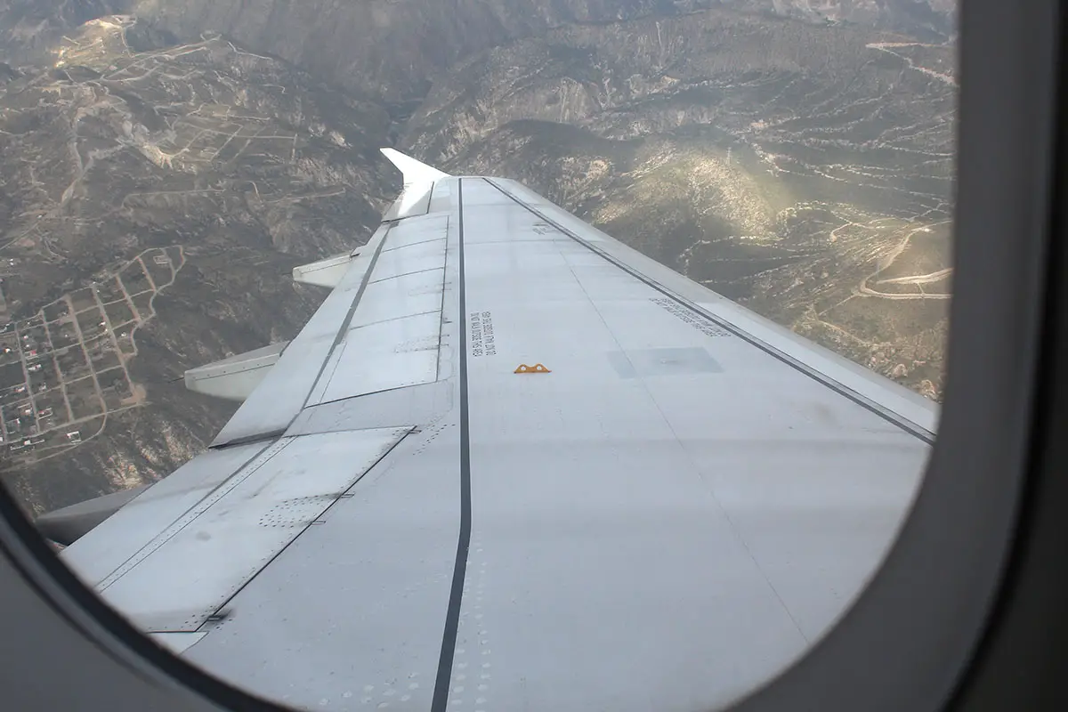 O que são aqueles ganchos nas asas dos aviõesnes? Ganchos alas aviones amarillo hook