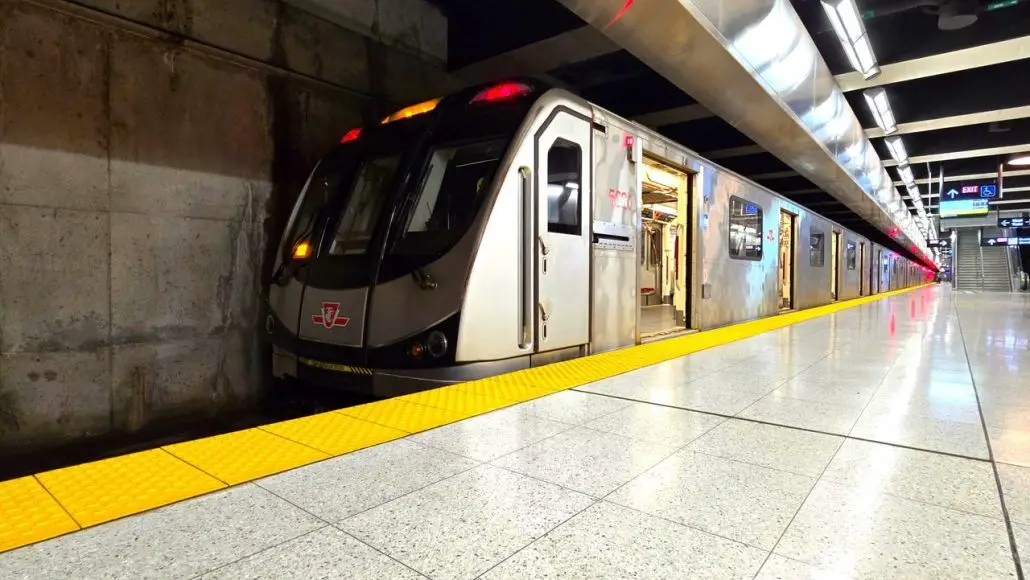 guia como usar transporte publico Toronto Canada metro tranvia bus buses como pagar cuanto cuesta precio tarjeta PRESTO credito debito