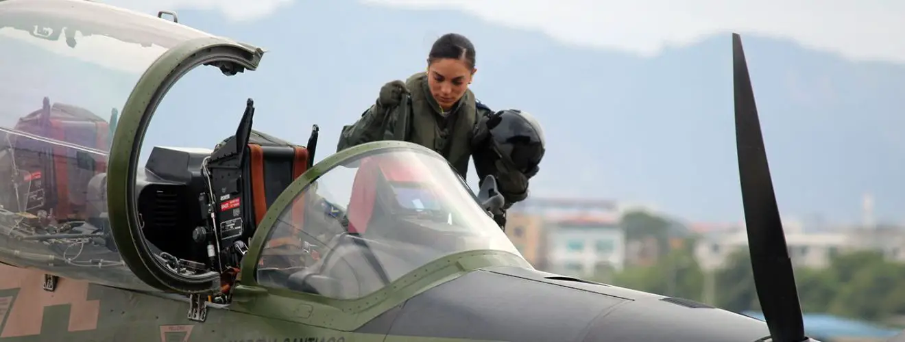 mulheres pioneiras piloto Equador aviação