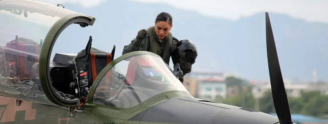 pilot women pioneers Ecuador aviation