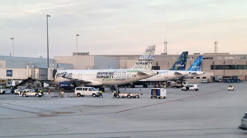 jetblue franquicia equipaje low cost maleta de mano bodega cabina precio costo vuelos tarifas