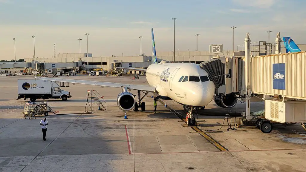 JetBlue Quito Lima Bogotá vuelo vuelos suspende rutas horarios destinos aerolinea Fort Lauderdale Miami Florida