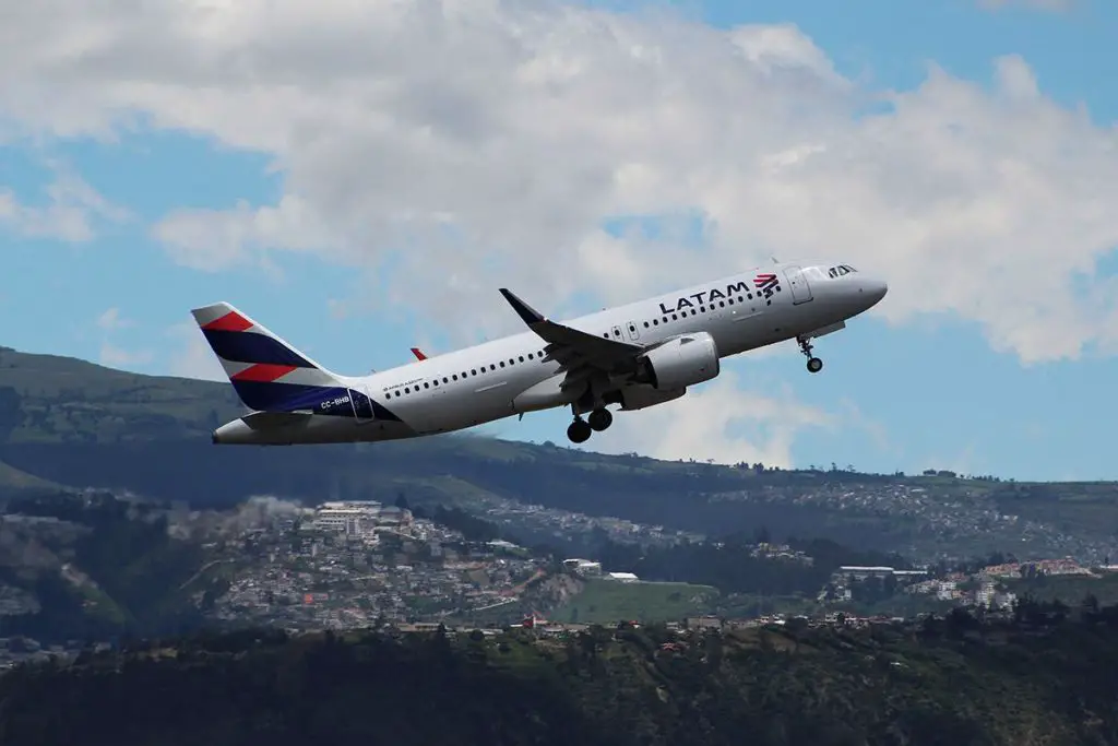 notícias LATAM Airlines terminal de nova york 4 Premium Economy Fin Codeshare American Airlines