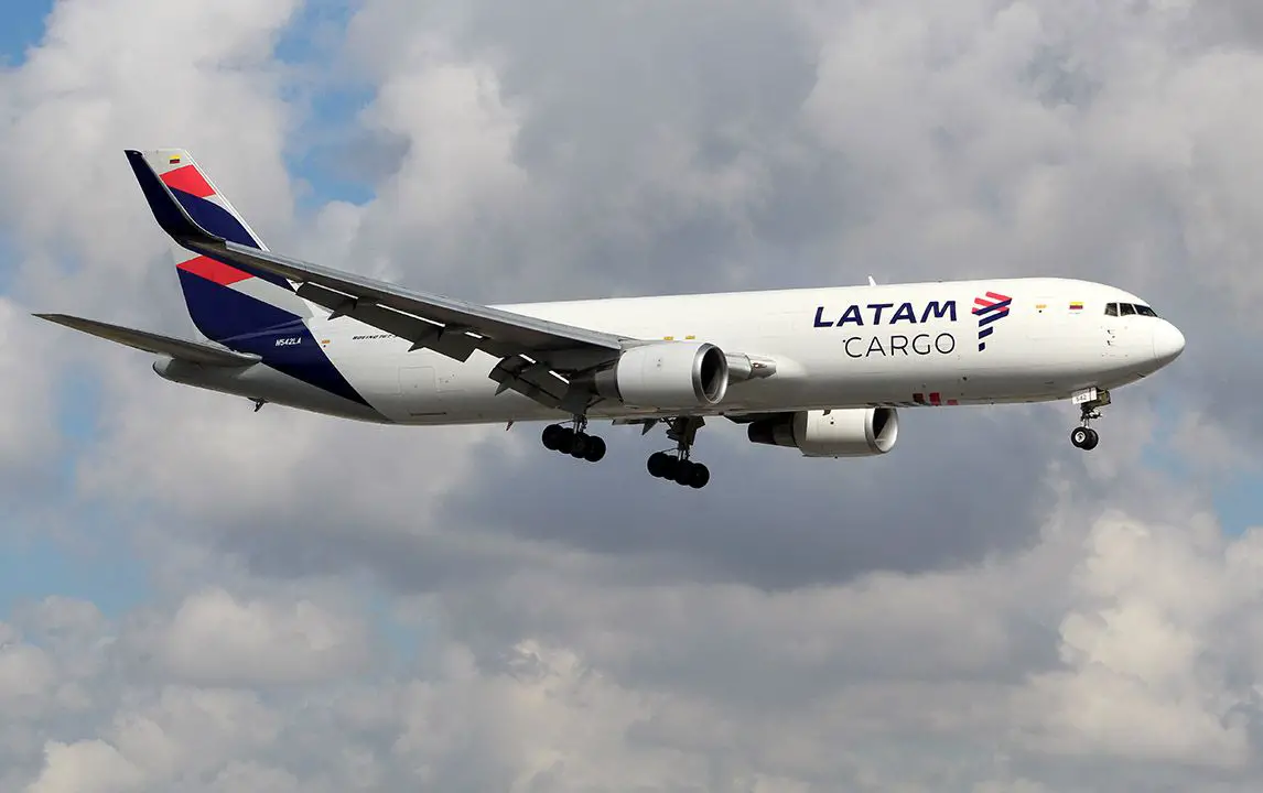 LATAM Carga transportadaquadomais flores da Colômbia e do Equadorogotá latam cargo colombia ecuador vuelos carga flores rosas quito bogota