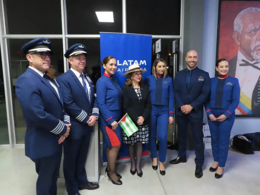 vuelo inaugural LATAM quito manta