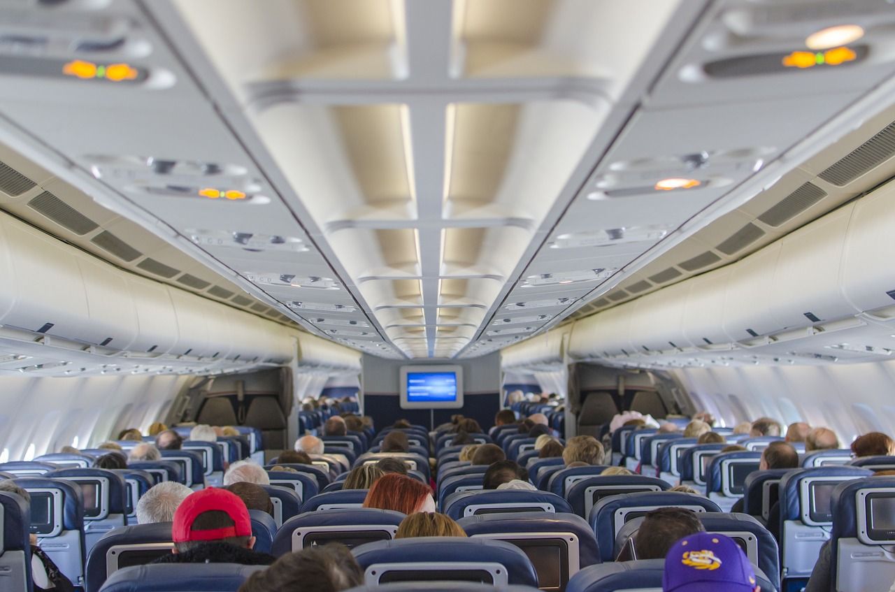 ¿Puedo llevar mi propio desinfectante en el equipaje de mano? desinfectante mano equipaje cabina pasajeros vuelos aeropuertos tamaño permitido