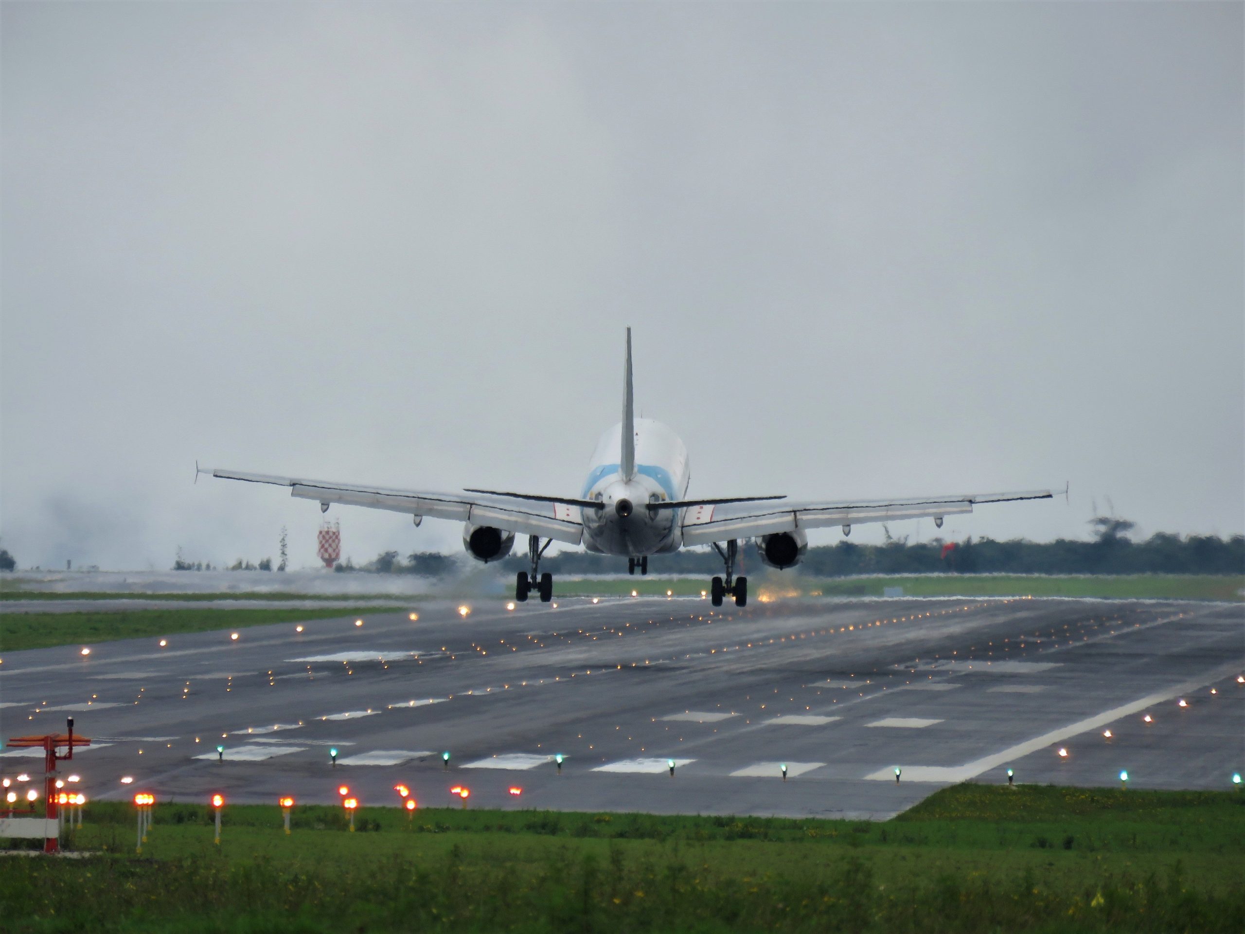 Aeropuerto de Quito realiza mantenimiento preventivo a su pista Aeropuerto de Quito realiza mantenimiento preventivo a su pista