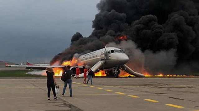¿Qué hacer en caso de evacuación de un avión durante una emergencia?