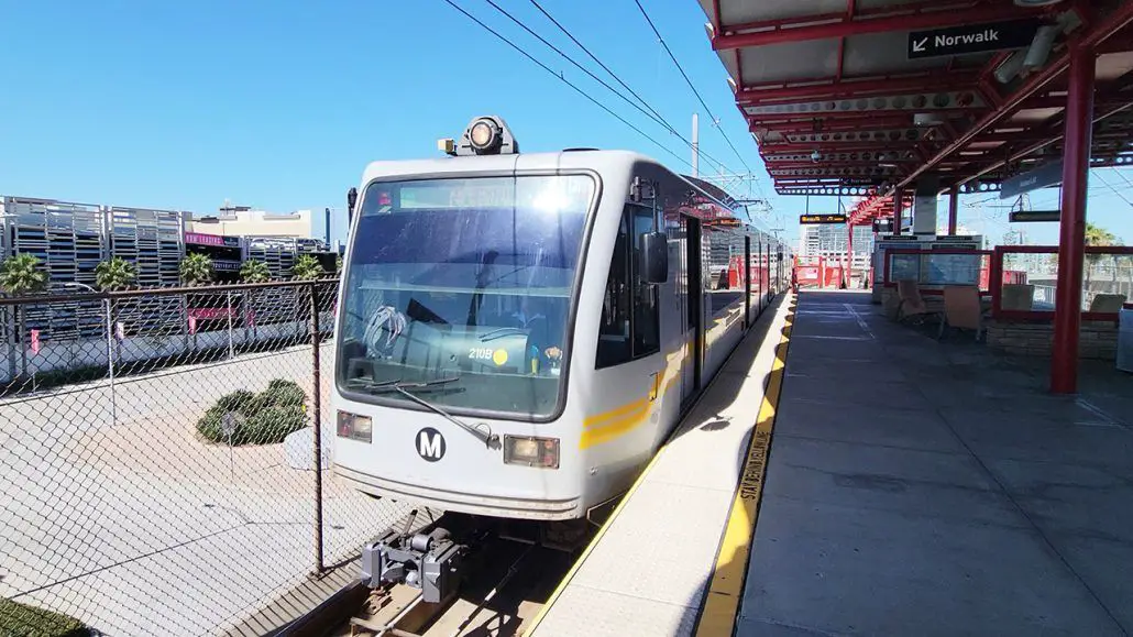 metro de los angeles como usar como funciona precio costo tarjeta como pagar TAP horarios funcionamiento lineas redes rutas informacion aeropuerto