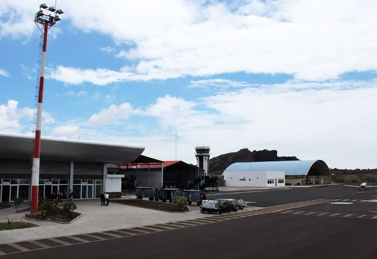 Ministerio de Defensa y DGAC firman acuerdo en Galápagos Ministerio de Defensa y DGAC firman acuerdo uso aeropuerto San Cristobal