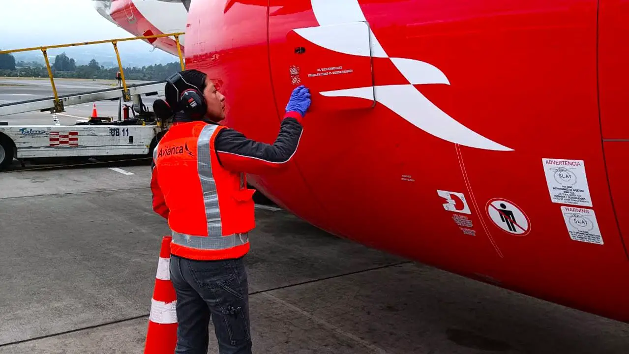 Una de las mecánicas aeronáuticas en Ecuador mecánicas aeronáuticas lorena pillajo ecuador avianca mujeres en aviacion