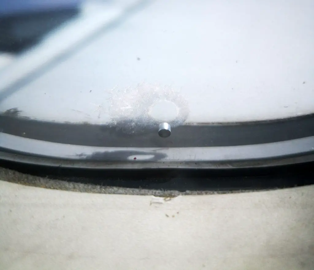 orificio en la ventana de los aviones