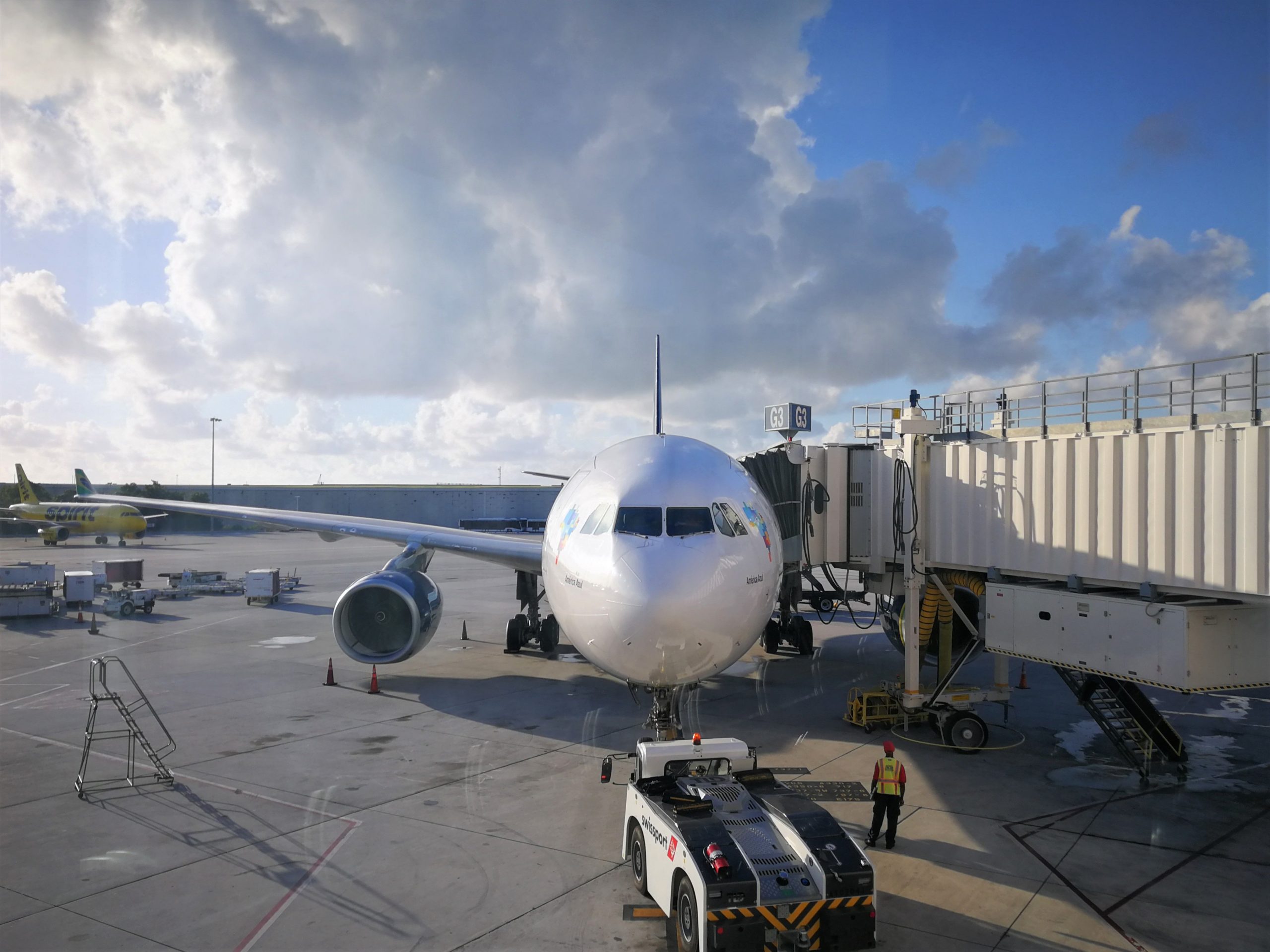 Companhias aéreas da América Latina e Caribe transportaram 6.6% mais passageiros Aerolíneas de Latinoamérica y el Caribe transportaron 6.6% más pasajeros