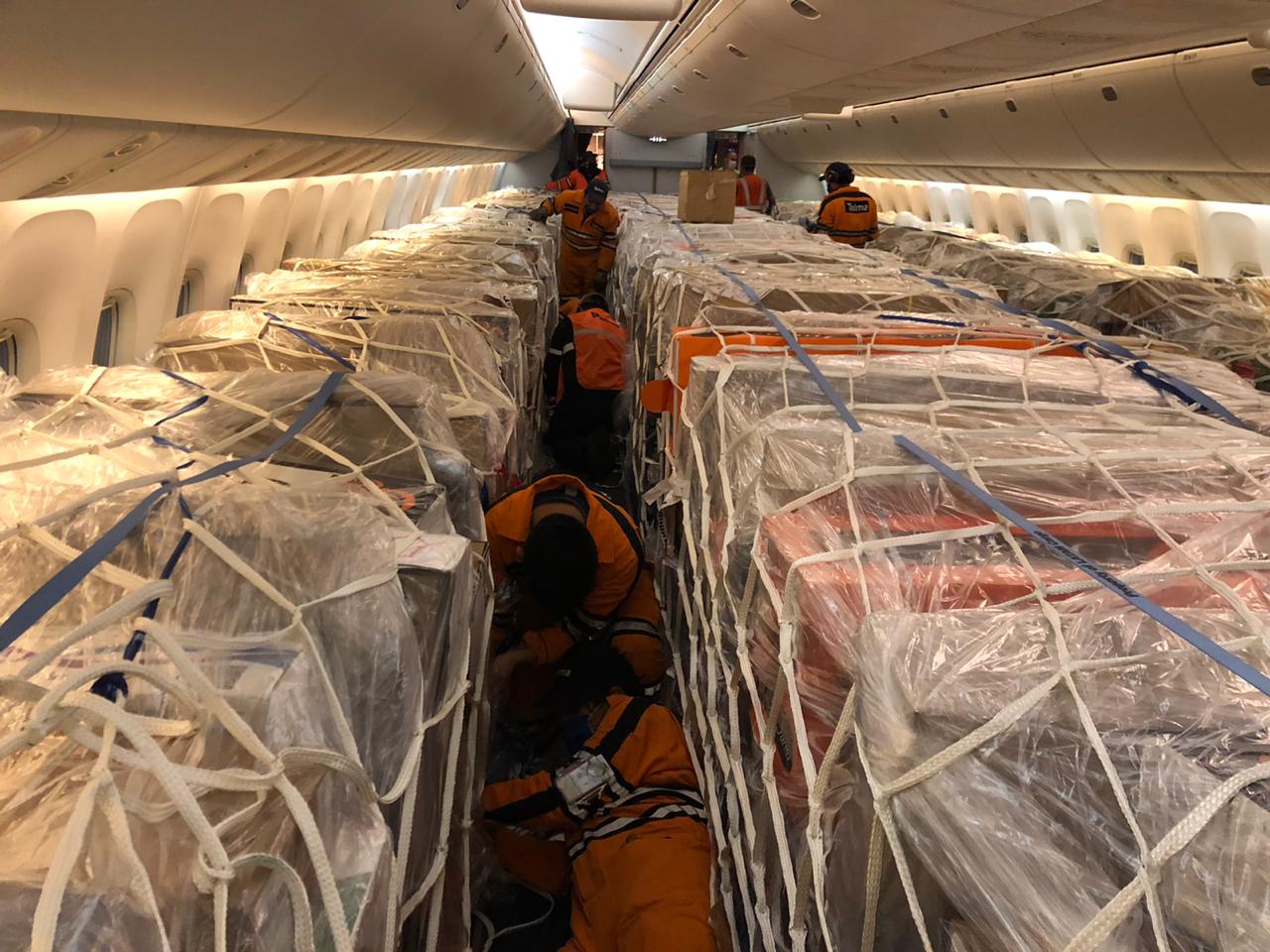 proceso carga avion pasajeros con carga