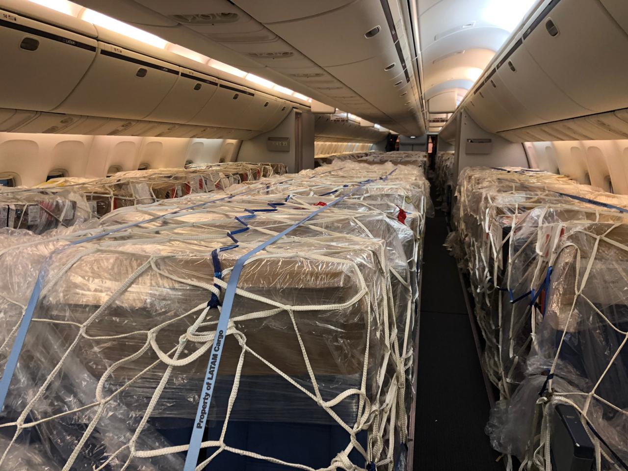 proceso carga avion pasajeros con carga