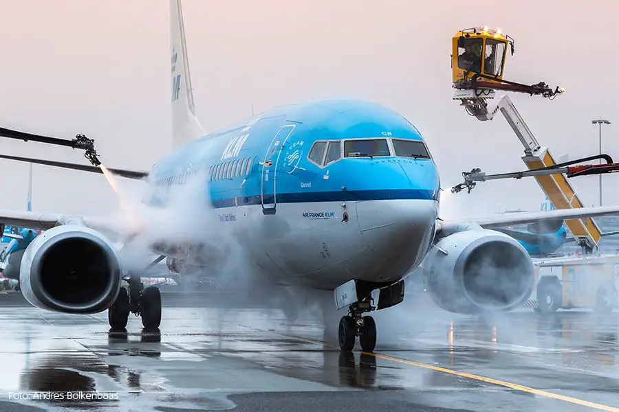 De-ice o el deshielo de los aviones deshielo aviones de-ice invierno hielo frio temporal nieve descongelamiento