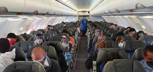 Regeln geben Biosicherheitsprotokolle für Fliegenflugzeuge zurück Schutzmaske