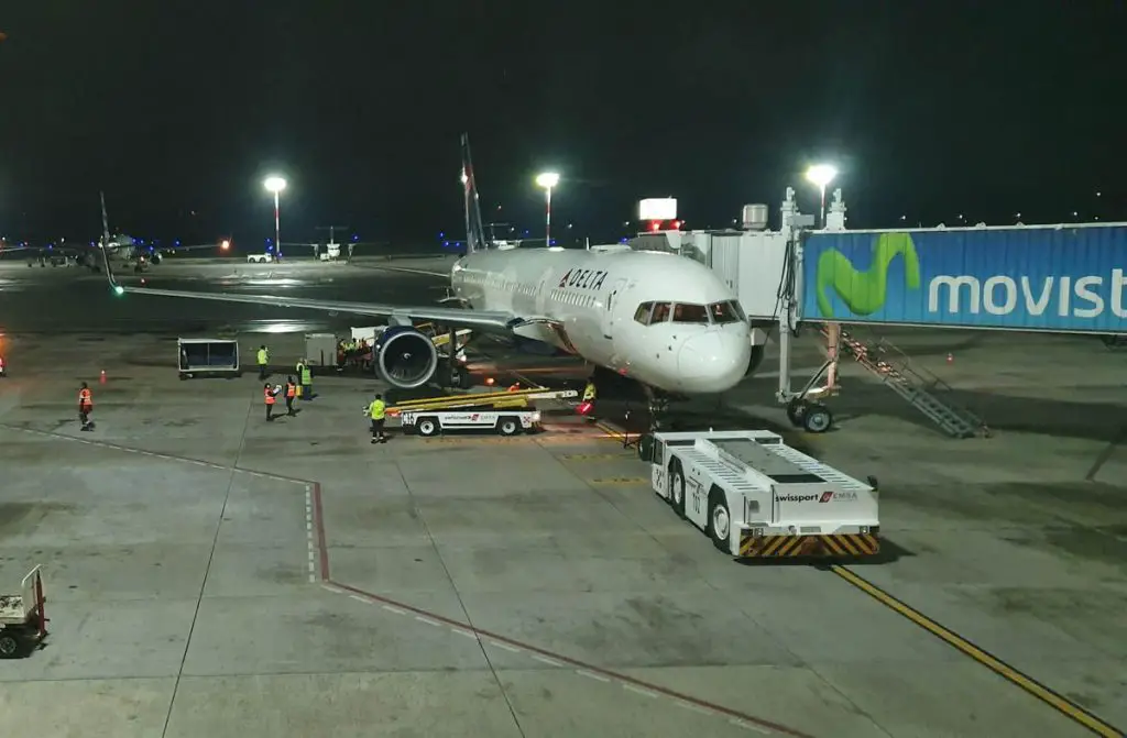 voando Delta para Toronto Quito Boeing 757 Atlanta MD-88