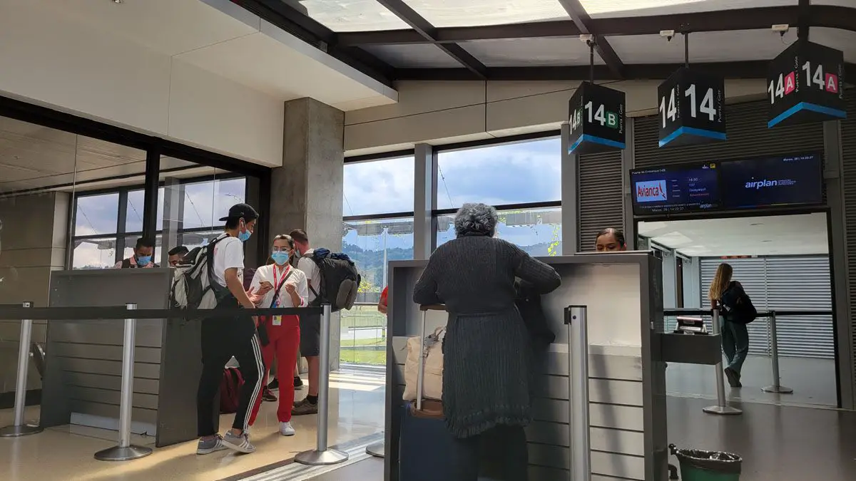 inaugural flight medellin guayaquil avianca flights