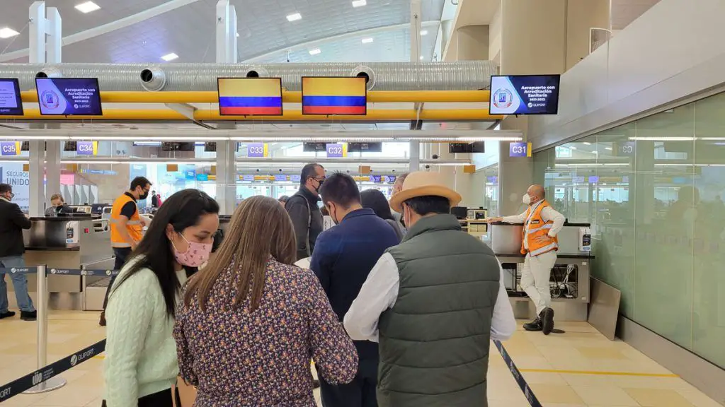 vuelos quito cali sarpa aerolinea embraer 145 operacion costo horarios