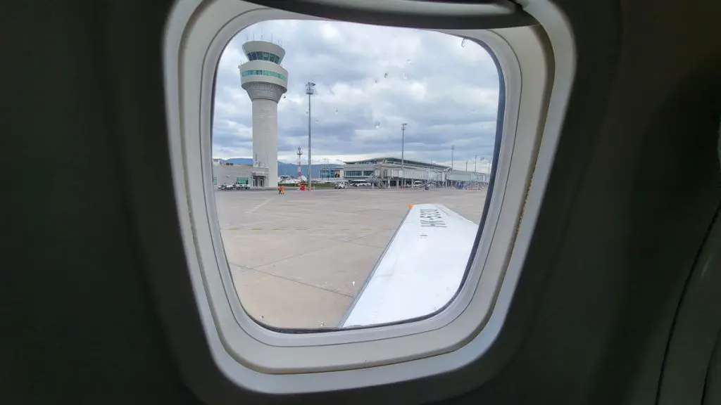 vuelos quito cali sarpa aerolinea embraer 145 operacion costo horarios