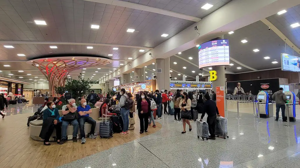 reprogramacion vuelo abril 2025 vuelos aeropuerto internacional de Quito aerolineas horarios destinos cierre mantenimiento de pista