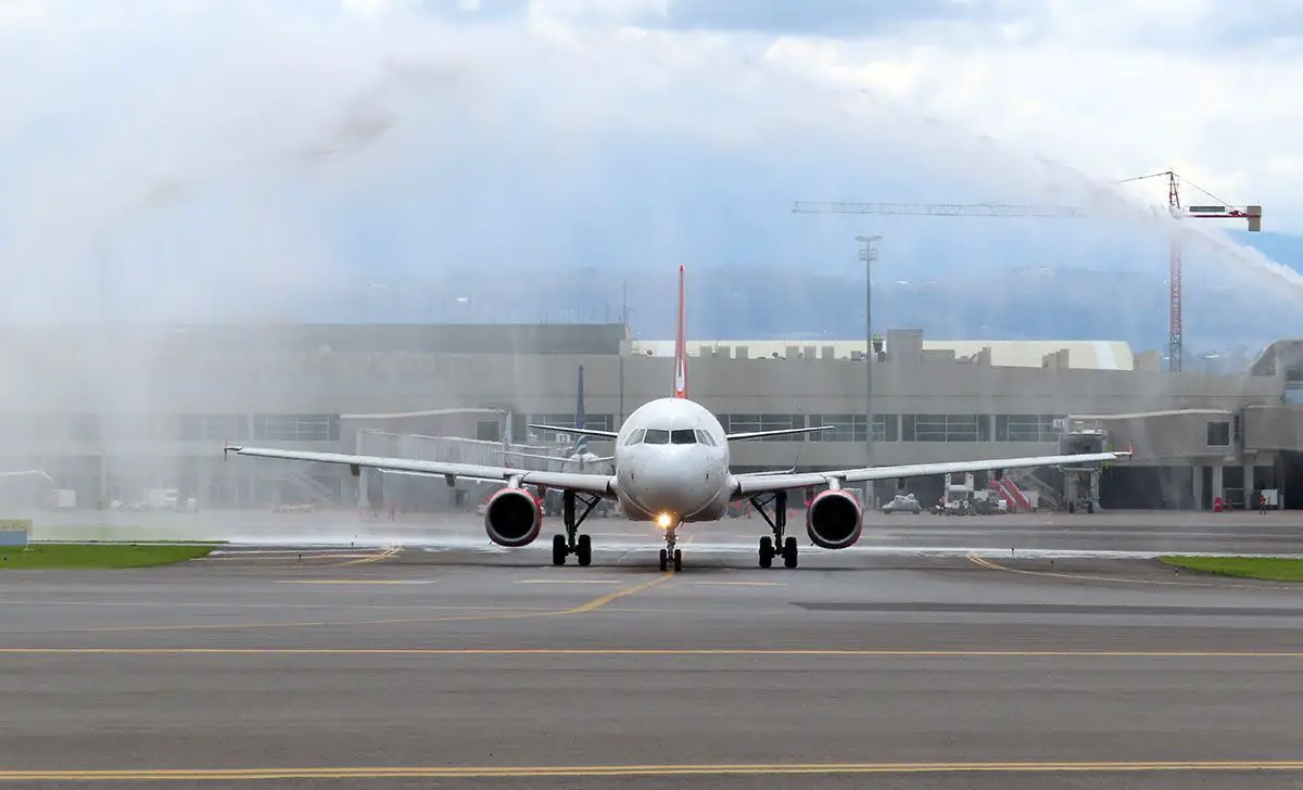 Companhias aéreas e voos internacionais que operam no Equador Aerolíneas y vuelos internacionales operando en Ecuador