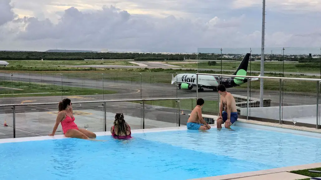 sala vip lounge punta cana aeropuerto internacional Terminal B piscina servicio precio costo cuanto cuesta ingresar como entrar donde esta ubicada aviones vuelos aerolineas