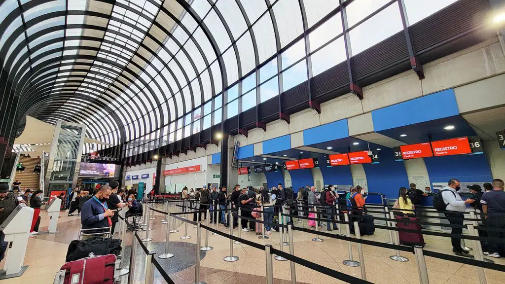 es legal la sobreventa pasajes boletos vuelos vuelo pasajeros derechos compensaciones regulación aerolínea aerolíneas