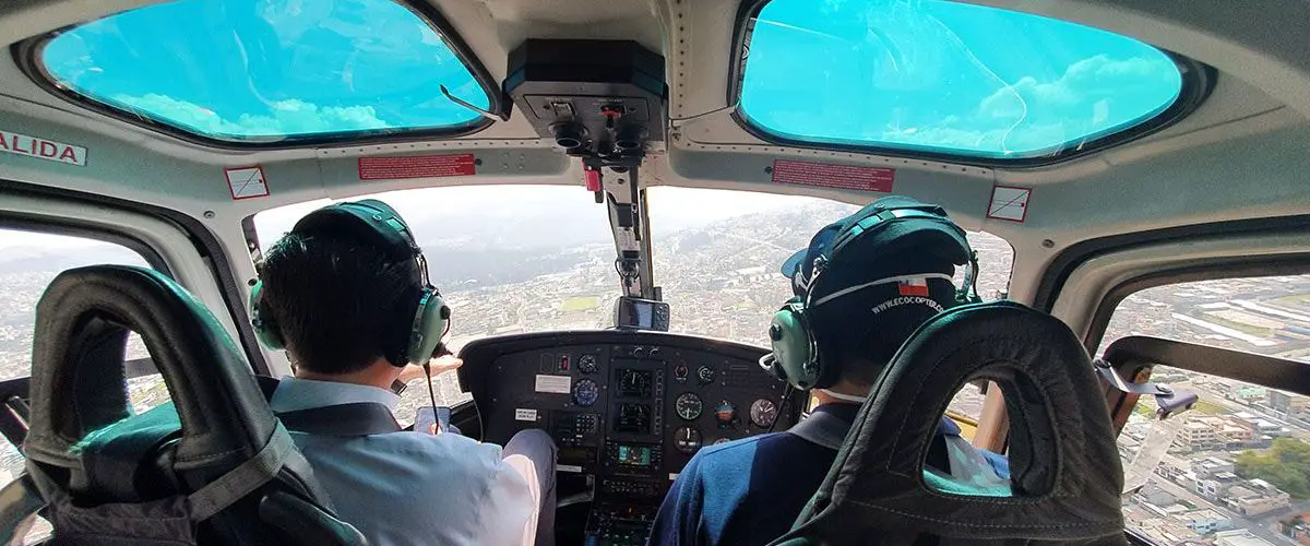 survolant l'ecocopter en hélicoptère de Quito