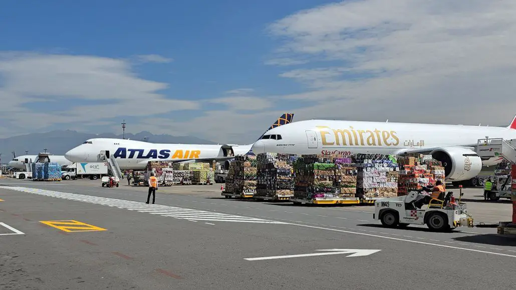 temporada alta flores rosas ecuatorianas Ecuador aeropuerto internacional Quito vuelos aerolineas de carga 2025
