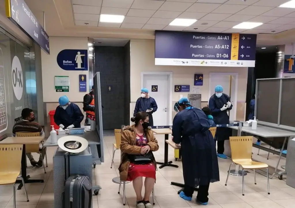 toma pruebas COVID-19 proceso viaje vuelos aeropuertos aerolineas