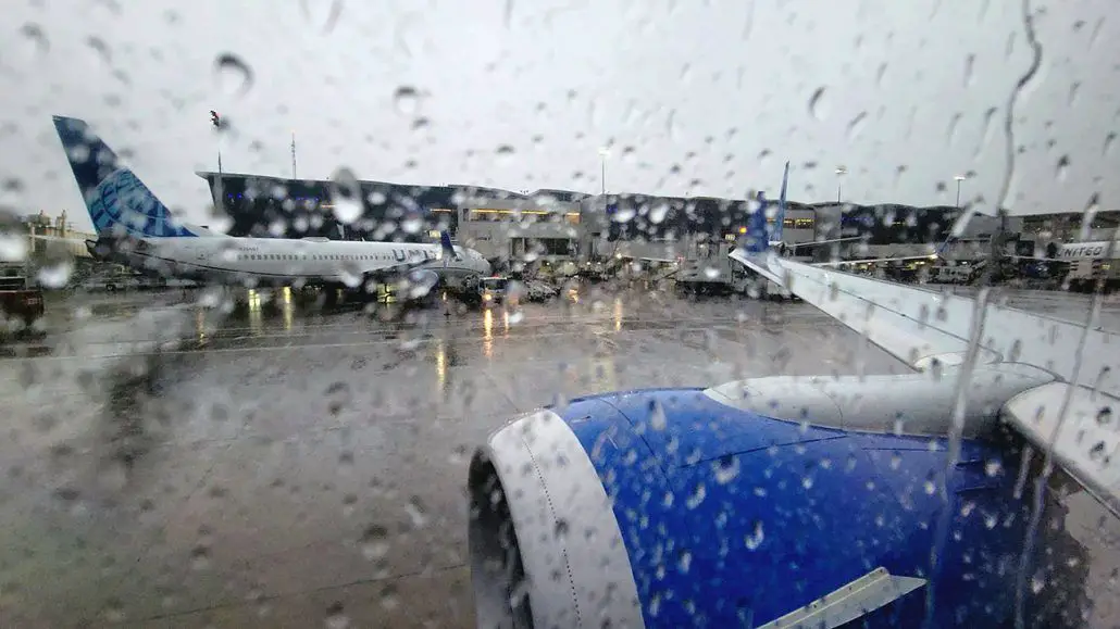 riesgos peligros tormentas electricas vuelos cancelados suspendidos aeropuertos seguridad aeronautica