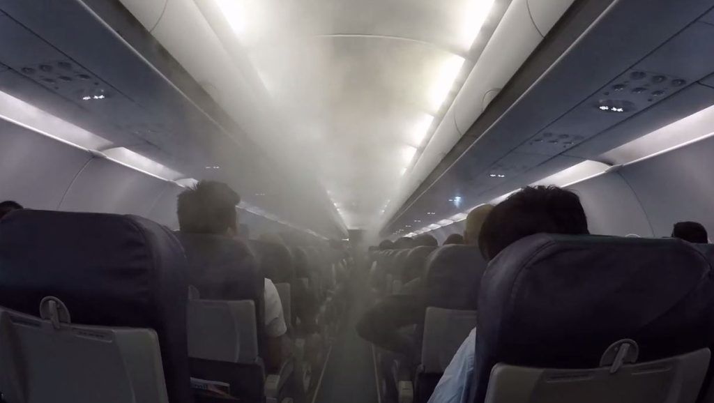 vapor aviones agua humo interior cabina pasajeros porque motivo explicacion condensacion