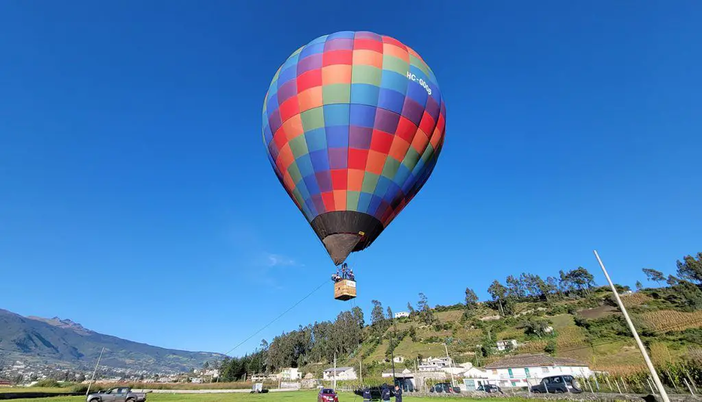 volando globo kawsay aerostatico ballons ecuador lago san pablo otavalo ibarra quito cuenca gauayaquil manta