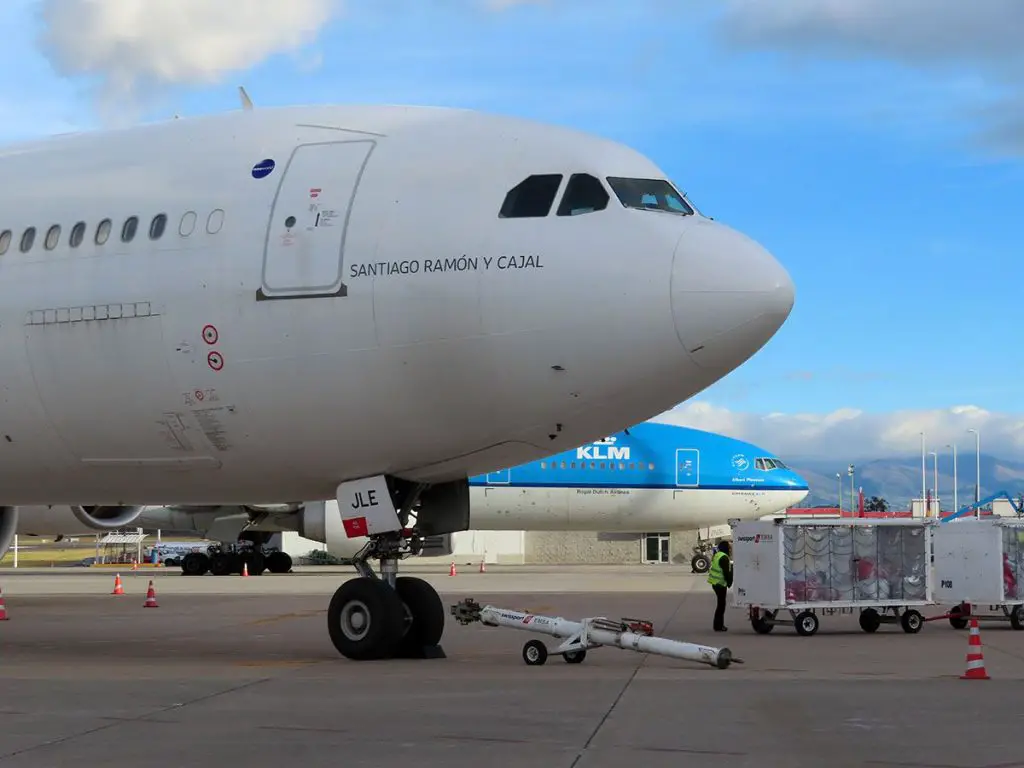 international flights ecuador routes united states spain holland mexico panama